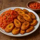 Alloco – Frittierte Kochbananen mit pikanter Tomaten-Zwiebel-Sauce – Bild 1
