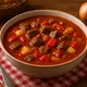Kräftige Gulaschsuppe mit Rindfleisch und Paprika – Bild 2
