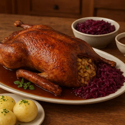Klassische Martinsgans (Gansl) mit Apfel-Zwiebel-Fülle und Rotkraut