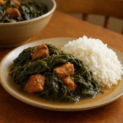 Hawaiianisches Luʻau mit Schweinefleisch, Taro-Blättern und Kokosmilch