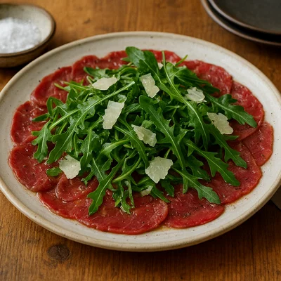 Rindfleisch-Carpaccio mit Rucola und Parmesan