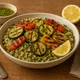 Quinoasalat mit gegrilltem Gemüse und Zitronen-Kräuter-Dressing – Bild 2
