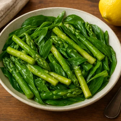Frühlingshafter Bärlauch- und Spargel-Salat mit Zitronen-Dressing