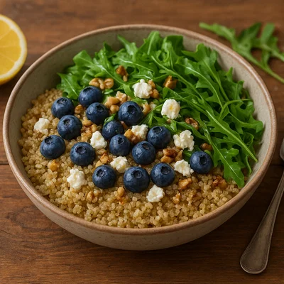 Quinoa-Bowl mit Heidelbeeren, Feta und Rucola