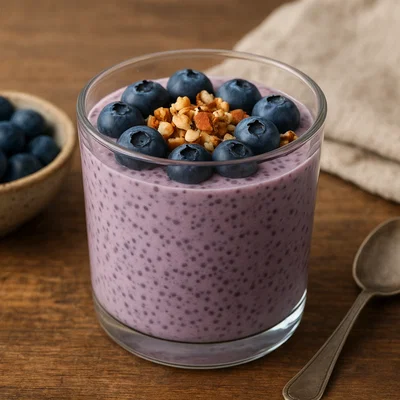 Veganer Heidelbeer-Chia-Pudding mit Kokosmilch
