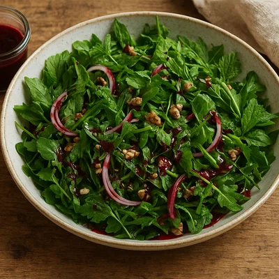 Wildkräutersalat mit schwarzer Johannisbeer‑Vinaigrette