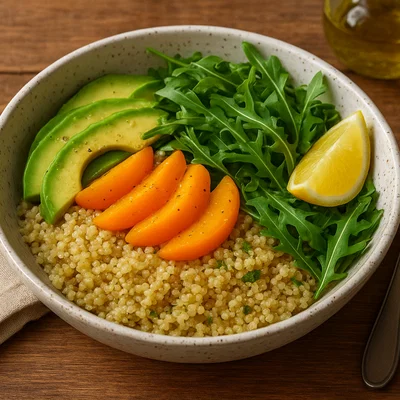 Quinoa-Bowl mit Aprikose, Avocado und Rucola