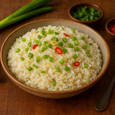 Jamaikanischer Kokosnussreis mit Ingwer und Frühlingszwiebeln