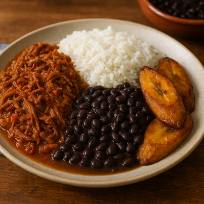 Pabellón Criollo – Venezolanischer Rindfleischteller mit schwarzen Bohnen, Reis und süßen Kochbananen