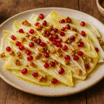 Chicorée-Carpaccio mit Granatapfelkernen und gerösteten Nüssen