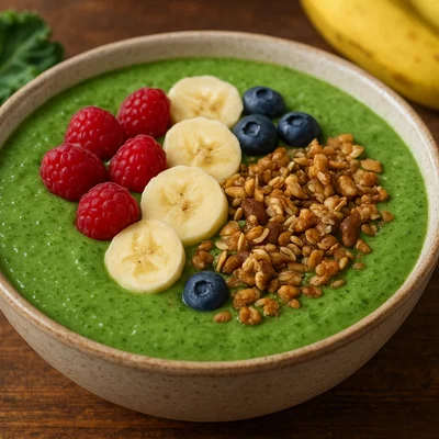 Grünkohl-Smoothie-Bowl mit Banane, Beeren und Crunch-Topping