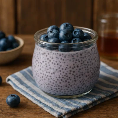 Blaubeer-Chia-Pudding mit Kokosmilch