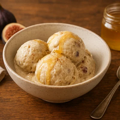Cremige Feigen-Eiscreme mit Honig und Vanille