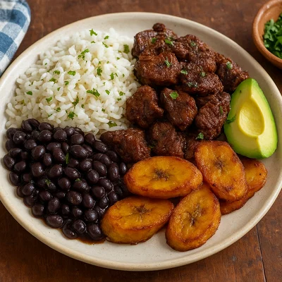 Plato Típico – Lateinamerikanischer Teller mit mariniertem Rind, Reis, Bohnen und Kochbananen