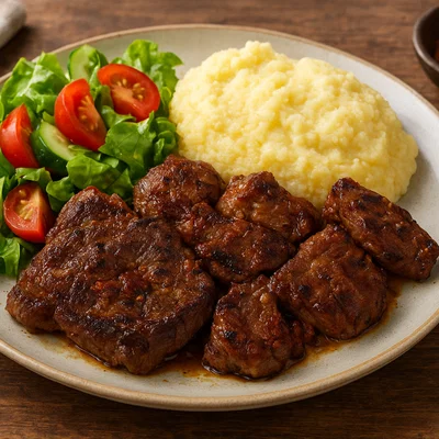 Südafrikanisches Braaivleis mit Pap-Maisbrei und frischem Salat