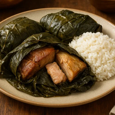 Hawaiianisches Laulau mit Schweinefleisch, Fisch und Taro-Blättern