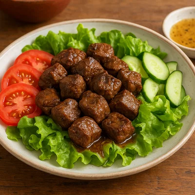 Kambodschanisches Lok Lak mit Limetten-Pfeffer-Sauce