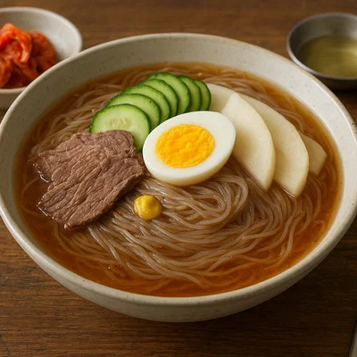 Koreanische Naengmyeon (kalte Buchweizennudeln)