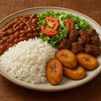 La Bandera – Dominikanischer Reis mit Bohnen, Rindfleisch, Salat und Kochbananen