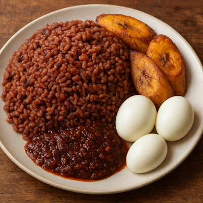 Waakye – Ghanaischer Reis-mit-Bohnen-Eintopf mit Shito, Kochbananen und Eiern