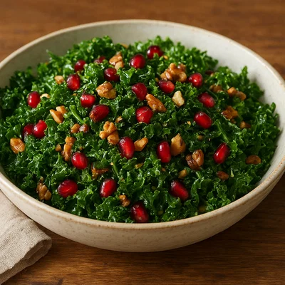 Grünkohl-Salat mit Granatapfel und gerösteten Nüssen