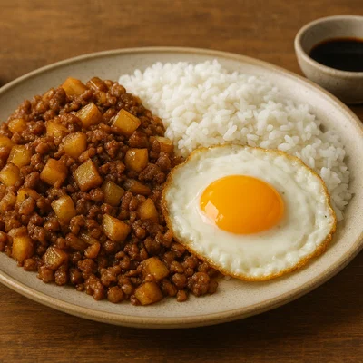 Macanesisches Minchi mit Kartoffeln und Zwiebeln
