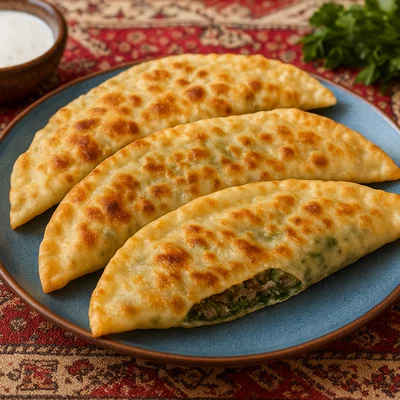 Aserbaidschanische Qutab mit Fleisch- und Kräuterfüllung