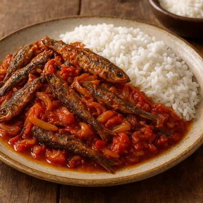 Ndakala – Namibischer getrockneter Fisch mit Tomaten und Zwiebeln