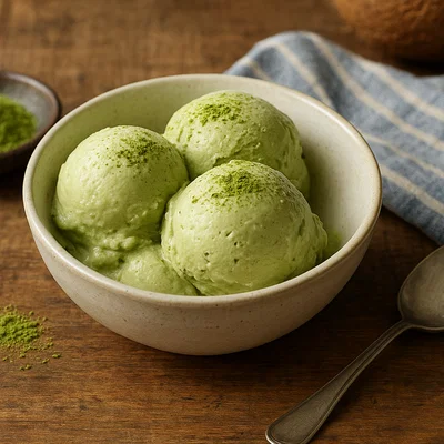 Cremiges Matcha-Kokos-Eis ohne Ei