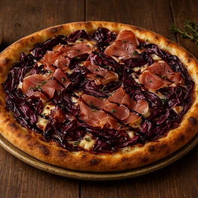 Radicchio-Pizza mit Prosciutto und Balsamico-Reduktion