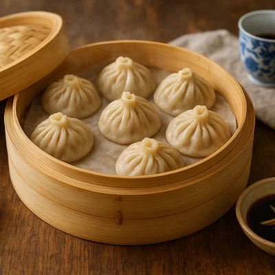 Xiaolongbao – chinesische Suppenteigtaschen mit Schweinebrühe