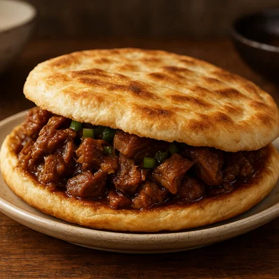 Lvrou Huoshao – Chinesisches Eselfleisch im knusprigen Fladenbrot