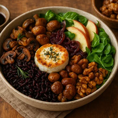 Herbstliche Schwarzer-Reis-Bowl mit Pilzen, Maronen und warmem Ziegenkäse